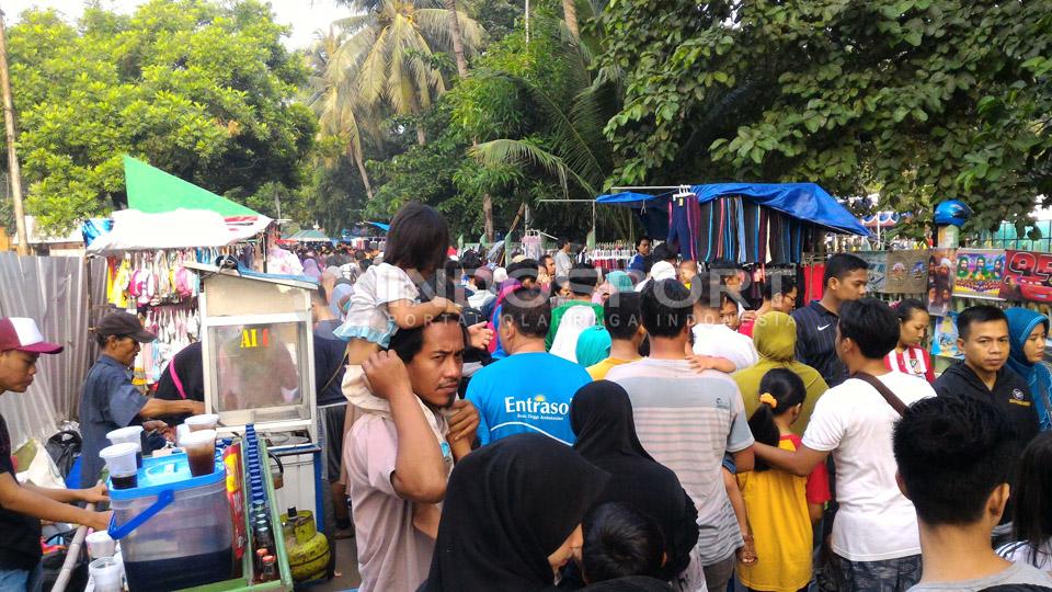 Selain berolahraga, warga juga bisa berwisata kuliner di CFD Bekasi.